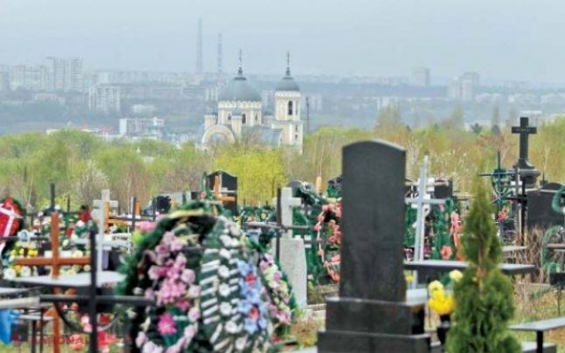 Muncitorii lucrează în regim non-stop pentru a evacua gunoiul din cimitire