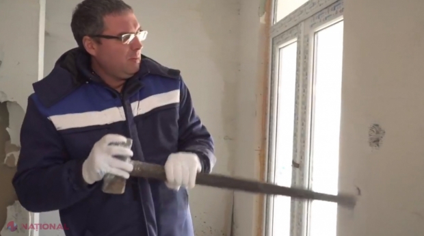 VIDEO // Renato Usatîi, cu BAROSUL în mâini. Acesta DEMOLEAZĂ un restaurant construit în coasta Teatrului „Vasile Alecsandri” din Bălți