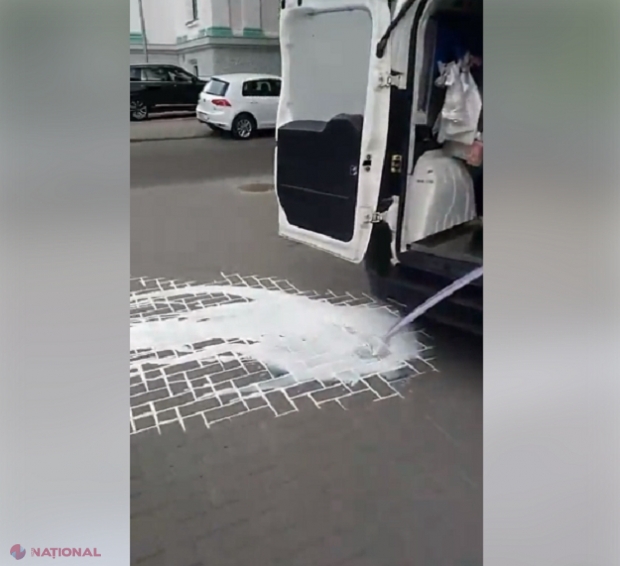 VIDEO // Protest cu LAPTE în fața Primăriei Chișinău: Un fermier revoltat că nu este lăsat să-și vândă marfa în capitală a fost amendat de Poliție