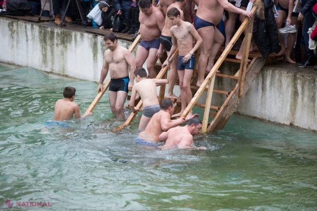 Reportaj FOTO // S-au scăldat în apă rece ca GHEAȚA. Cum au sărbătorit unii creștini Boboteaza în R. Moldova