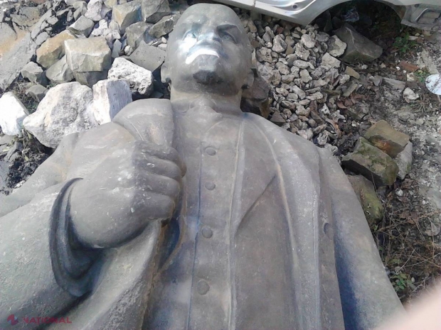FOTO // Un chișinăuean vinde un MONUMENT de-al lui LENIN, cu o înălțime de 5 metri! Ce sumă CERE 