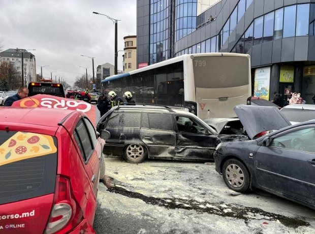 FOTO de la locul CARAMBOLULUI din centrul Chișinăului: Un autobuz de rută a lovit 15 automobile și a traumatizat trei persoane
