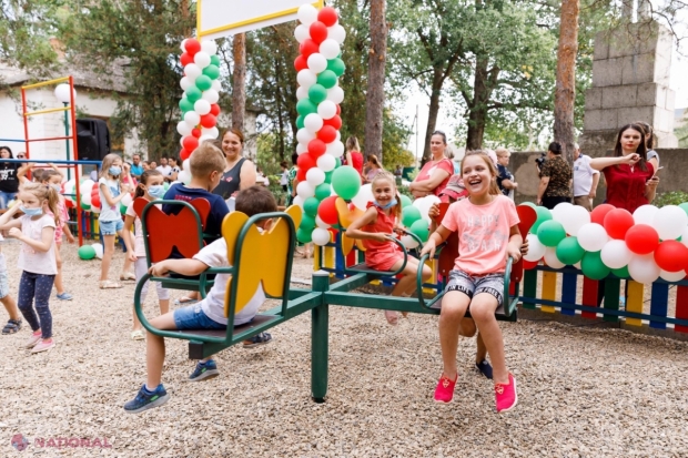 FOTO // În mai puțin de o lună, Partidul „ȘOR” a construit în sate 12 TERENURI de joacă pentru copii