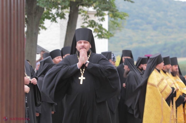 FOTO // Căpriana fierbe! Sute de preoţi şi enoriaşi îl aşteaptă pe Patriarhul Kiril
