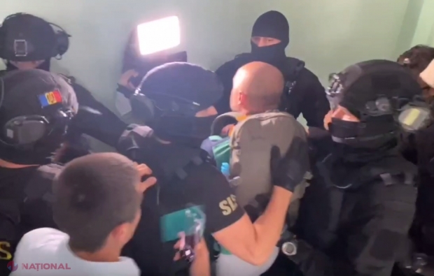 Descindere în forță a mascaților de la SIS în apartamentul lui Arslaham Safarmatov, care luptă de partea Kievului în războiul provocat de Putin. Combatantul a fost reținut pentru 72 de ore într-un dosar de contrabandă cu droguri