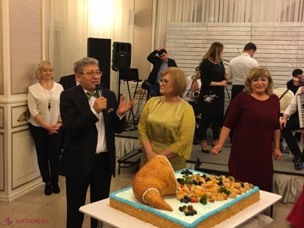 FOTO // Mihai Ghimpu, tortă cu harta României Mari la ziua sa de naștere! Cine i-au fost alături și ce cadouri a primit