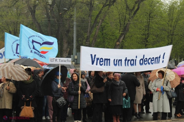 FOTO // Profesorii au ieșit în stradă a treia zi