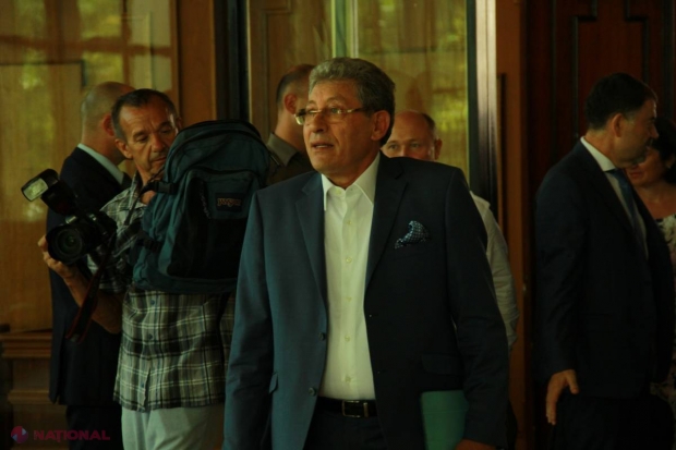 Foto // Costumul lui Mihai Ghimpu, cât un salariu de deputat