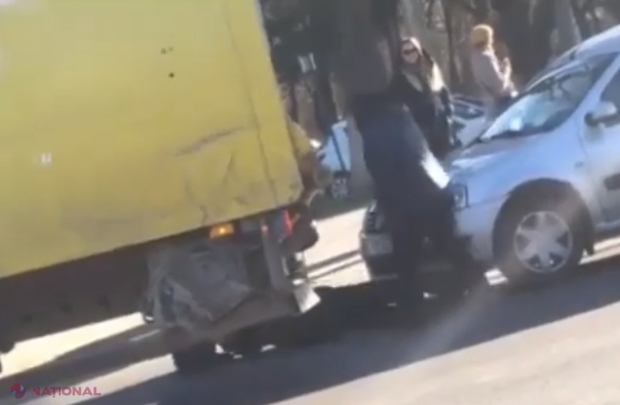 VIDEO // BĂTAIE în mijlocul străzii: Doi șoferi s-au luat la pumni în sectorul Botanica