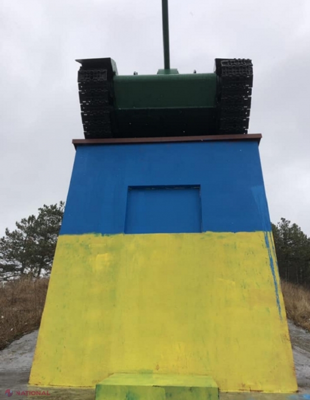 FOTO // Tancul sovietic de la Leușeni, vopsit în culorile steagului Ucrainei: „Fiind stat neutru, R. Moldova nu poate ajuta Ucraina cu nimic militar. Ce putem face este să fim solidari cu Ucraina”