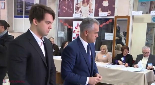 VIDEO // Vlad Plahotniuc a venit însoțit de FIUL său mai mare la secția de votare: „Am votat pentru ca guvernarea faptelor bune a PD să continue în următorii patru ani”