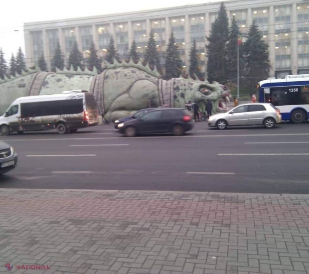 Dragonul URIAȘ, dispărut din PMAN, după ce a stârnit nemulțumirea chișinăuenilor, ar putea fi instalat în fața Circului