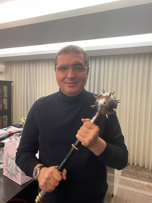 FOTO // Usatîi a primit un BUZDUGAN de ziua sa. „Cu acesta voi merge...”