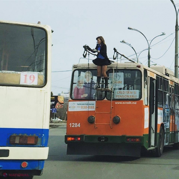 FOTO // Cea mai SEXY ȘOFERIȚĂ de troleibuz din capitală. Vântul de primăvară i-a jucat festa, iar trecătorii au imortalizat momentul