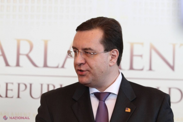 Perle de la vârf // Bluful și luptele sub covor