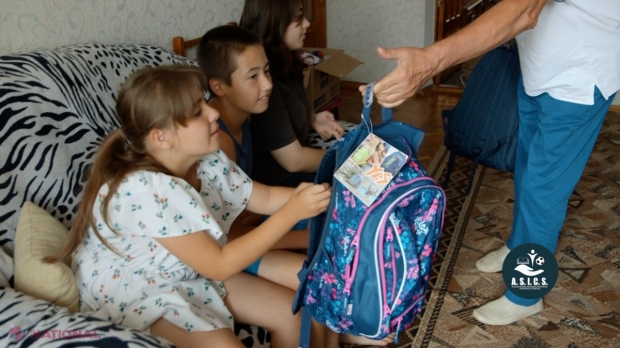 VIDEO, FOTO // Familiile unor polițiști din R. Moldova, în care sunt educați inclusiv copii cu nevoi speciale, au primit AJUTOR din partea A.S.I.C.S. Asociația le-a oferit beneficiarilor ghiozdane, rechizite și bani pentru achiziția de haine și încăl