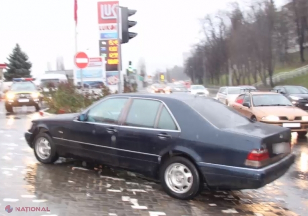 VIDEO // Și-a dus mașina la o SPĂLĂTORIE auto de la Botanica și a găsit-o accidentată în centrul capitalei: Bănuiții sunt angajați ai spălătoriei
