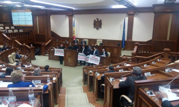 Socialiștii au BLOCAT tribuna principală a Parlamentului. Deputații, la un pas să se ia la BĂTAIE