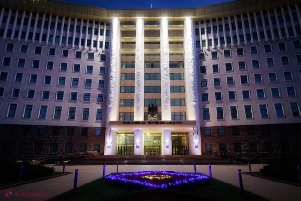 Scuarul Parlamentului, iluminat în culorile drapelului UE, în ziua lansării oficiale a negocierilor de aderare cu R. Moldova: „Încă un pas spre o Moldovă Europeană!