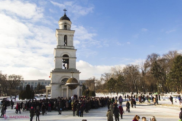 Reportaj FOTO // Înghesuială mare la Catedrală după agheasma de Bobotează