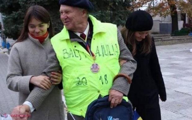 Bărbatul de 80 de ani care a pornit PE JOS de la Bălți spre Alba Iulia a ajuns la Iași: În rucsac are doar un carnet, stilou, două lumânări și niște chibrituri și vrea să fie pe 1 decembrie în orașul UNIRII 
