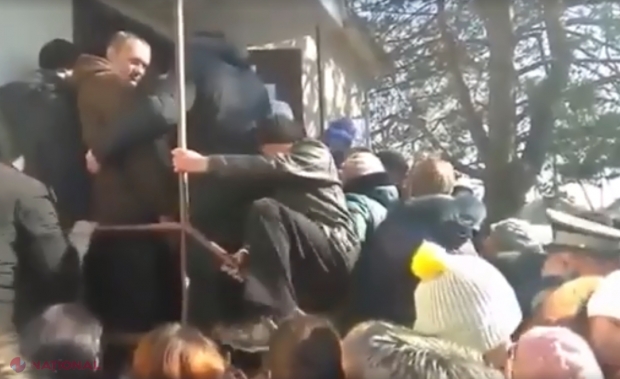 VIDEO // Haos total la o secție de votare din Doroțcaia. Alegătorii au sărit peste o BALUSTRADĂ pentru a pătrunde în secția de vot