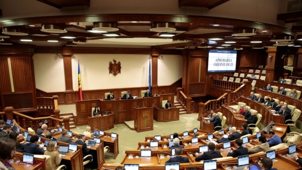 Asociația „Promo-LEX” solicită Parlamentului să-și revizuiască decizia privind desfășurarea REFERENDUMUI la tema aderării R. Moldova la UE simultan cu alegerile prezidențiale. „Un candidat poate fi avantajat...”