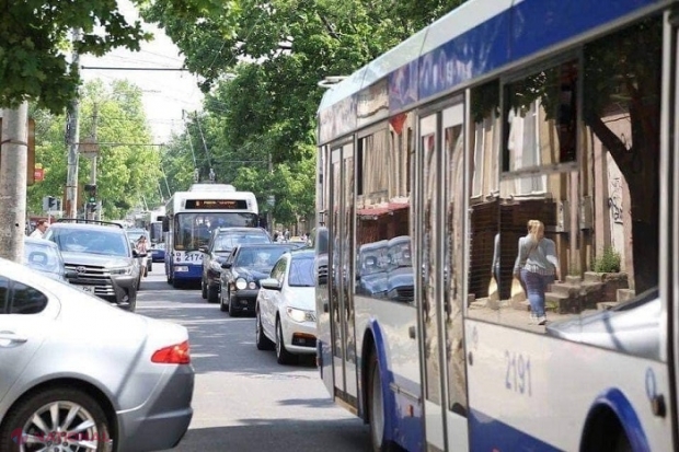 REVOLTĂTOR // Copil de 10 ani, dat JOS din troleibuz de taxatoarea care îi vorbea în limba rusă și băiatul nu înțelegea ce spune: RTEC a demarat o anchetă