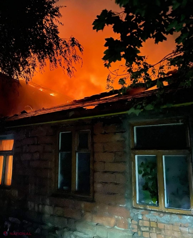 FOTO, VIDEO // INCENDIU de proporții, pe ploaie, în Chișinău: Toţi pompierii din capitală, mobilizaţi la stingerea flăcărilor unei clădiri