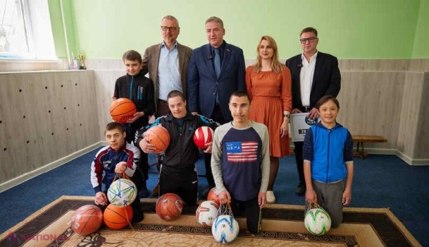 VIDEO, FOTO // „Bunătatea este CONTAGIOASĂ”. Sala de sport a școlii internat nr.5 din Chișinău a fost RENOVATĂ cu suportul A.S.I.C.S.
