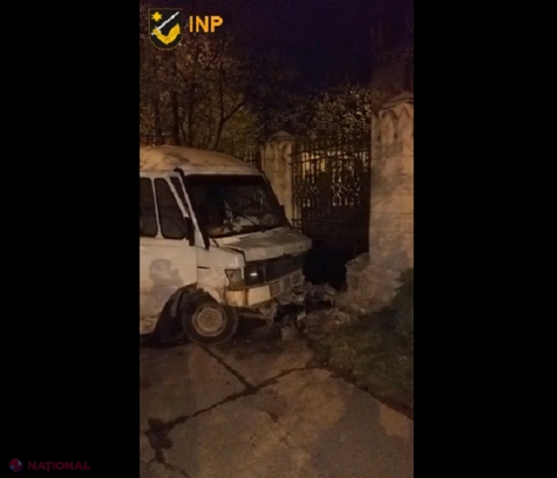 VIDEO // Chișinău: A furat, la beție, un microbuz, dar nu a ajuns departe: S-a tamponat într-un gard