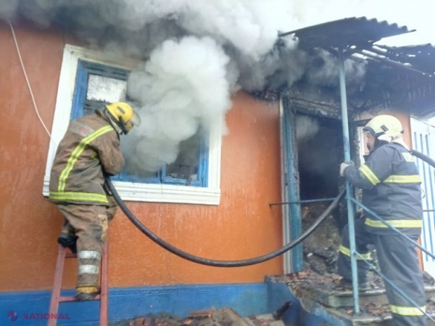 O bătrână a ars de vie la Cosăuți: Un alt bătrân, de la Lozova, a fost scos din flăcări de către voluntari