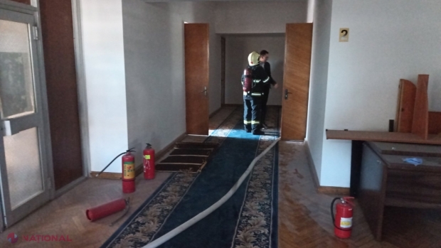 FOTO // Incendiu în clădirea GUVERNULUI R. Moldova. La fața locului au intervenit cinci echipe de pompierii