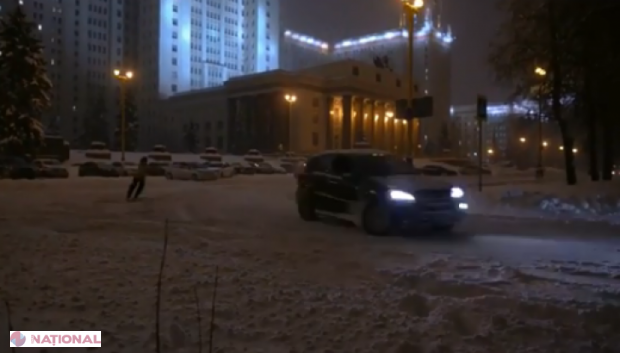 VIDEO // Distracţie pe schiuri, în plin centrul Moscovei 