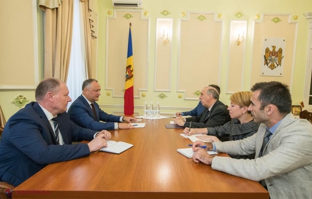 Dodon îi propune Ambasadorului SUA la Chișinău să AMÂNE până după alegerile parlamentare subiectul acordării terenului fostului Stadion Republican pentru construcția noului sediu al misiunii diplomatice