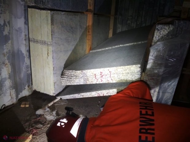 VIDEO // Plăci din granit cu greutatea de 1,5 tone, căzute peste trei bărbați la Bălți: Un tânăr a decedat pe loc, iar alți doi au fost transportați la spital