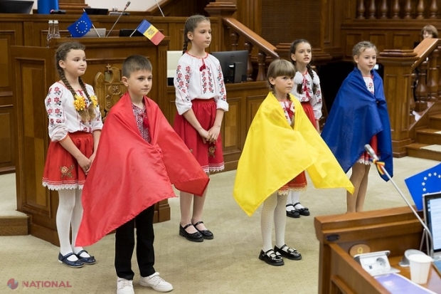 VIDEO // Moment emoționant în Parlament, cu ocazia Zilei Drapelului: „Străine pofte ne-au răpit/ Când via dulce, când ogorul,/ Dar nimeni nu a izbutit/ Din piept să smulgă Tricolorul”, au recitat copiii de la Geamăna