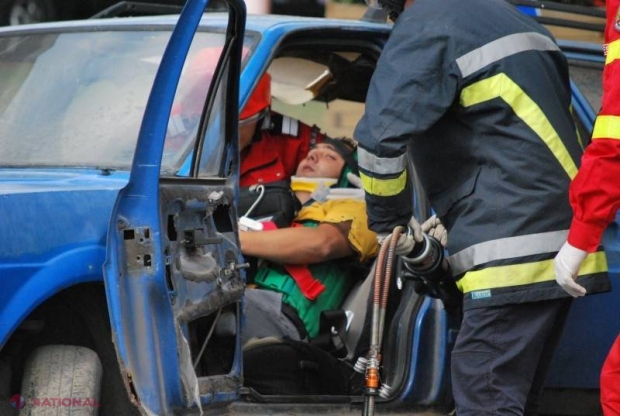 Un „BMW” s-a lovit într-un stâlp de pe str. Calea Ieșilor: Șoferul a ajuns în stare gravă la Reanimare