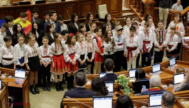 VIDEO // Început EMOȚIONANT de ședință în Parlamentul de la Chișinău, de Ziua Națională a României: „România mea e România ta, e România noastră”; „Jos vama de la Prut” sau „Trăiască și-nflorească, Moldova, Ardealul și Țara Românească” 