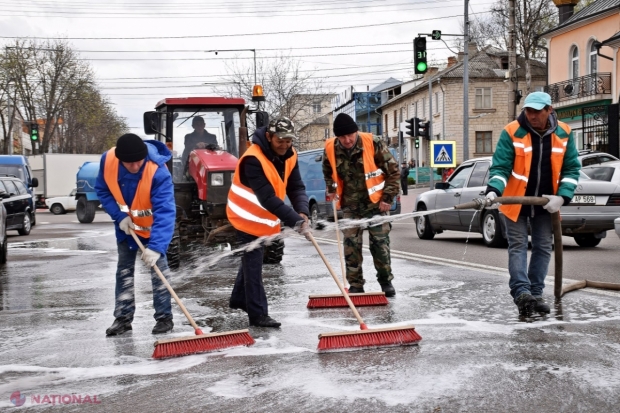 FOTO // Străzi spălate cu ȘAMPON special la Orhei. Autoritățile locale au demarat CURĂȚENIA de primăvară, inclusiv aplicarea marcajului rutier