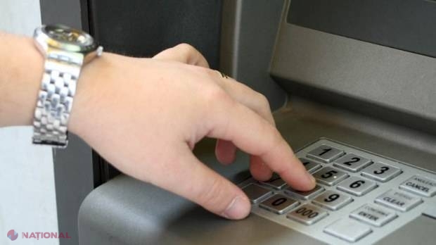 Tot mai mulți moldoveni utilizează cardurile. Numărul celor eliberate a crescut, în acest an, cu 16%