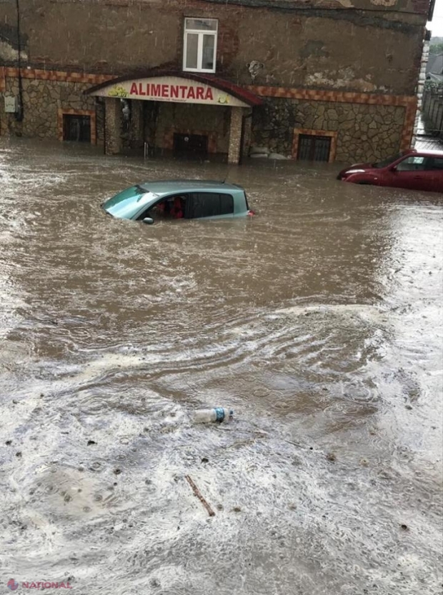 VIDEO // Furtuna a făcut RAVAGII în Chișinău. O mașină a fost înghiță de ape, iar mai multe străzi au fost inundate ​