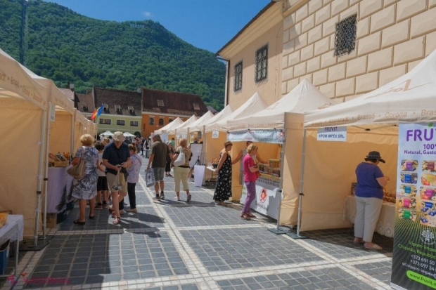 FOTO // Brașovenii și turiștii străini au „luat cu asalt” standurile din Piața Sfatului ale celor 40 de companii din R. Moldova: Au fost inițiate peste 20 contacte între agenții economici autohtoni și cei din România