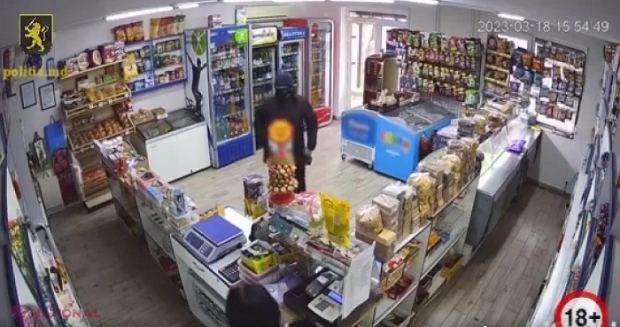 VIDEO // Culmea hoției, la Bălți: A amenințat vânzătoarea cu pistolul și, în loc să ia aparatul de casă plin cu bani, a înșfăcat un cântar electronic și a fugit