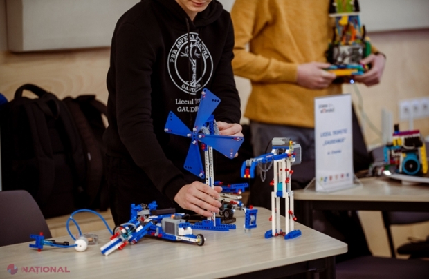 FOTO // Seturi de ROBOTICĂ în 110 instituții de învățământ din R. Moldova: Piese necesare pentru a proiecta și construi roboți