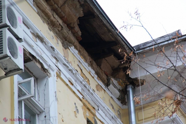FOTO // O bucată din fațada unui monument de arhitectură din Chișinău s-a SURPAT în plină zi