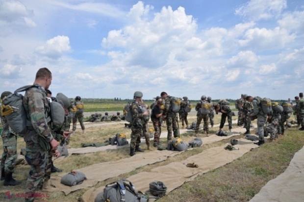 FOTO // Militarii din R. Moldova și România, SALTURI cu parașuta la Mărculești 