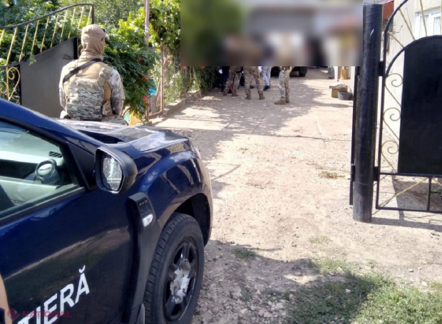 FOTO // Percheziții de amploare într-un dosar penal privind organizarea migrației ilegale. Bărbații ucraineni plăteau câte 4 000 de dolari membrilor grupării infracționale, pentru ca să ajungă ilegal în R. Moldova