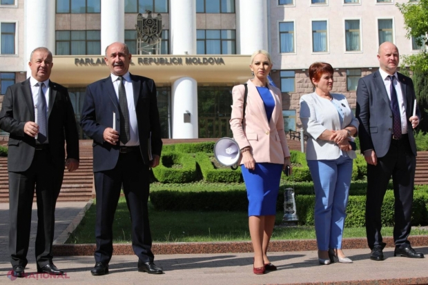 Partidul „ȘOR” și PCRM au PROTESTAT împreună în fața Parlamentului față de scumpirea energiei electrice: „Cu PAS la guvernare revenim la lumânare!”