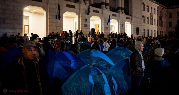 VIDEO // Poliția solicită Primăriei Chișinău să INTERZICĂ protestul Partidului „ȘOR” din fața PG. Oamenii legii au documentar o serie de ultragieri, dar și persoane în stare de ebrietate: „Nu vezi că-s BEATĂ… Animalelor”